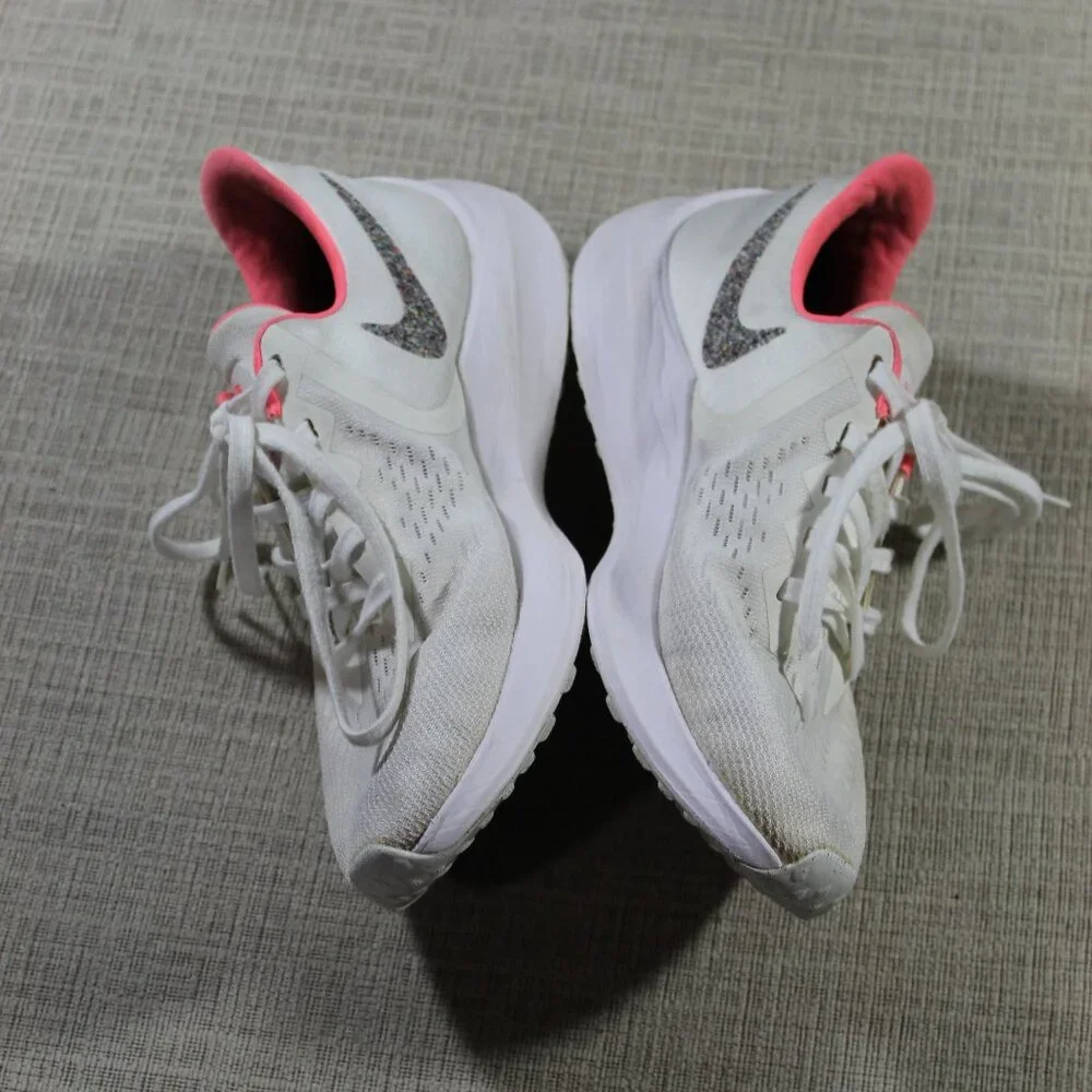 Nike Zoom Winflo 5 Size 7 White and Peach Athletic Shoes